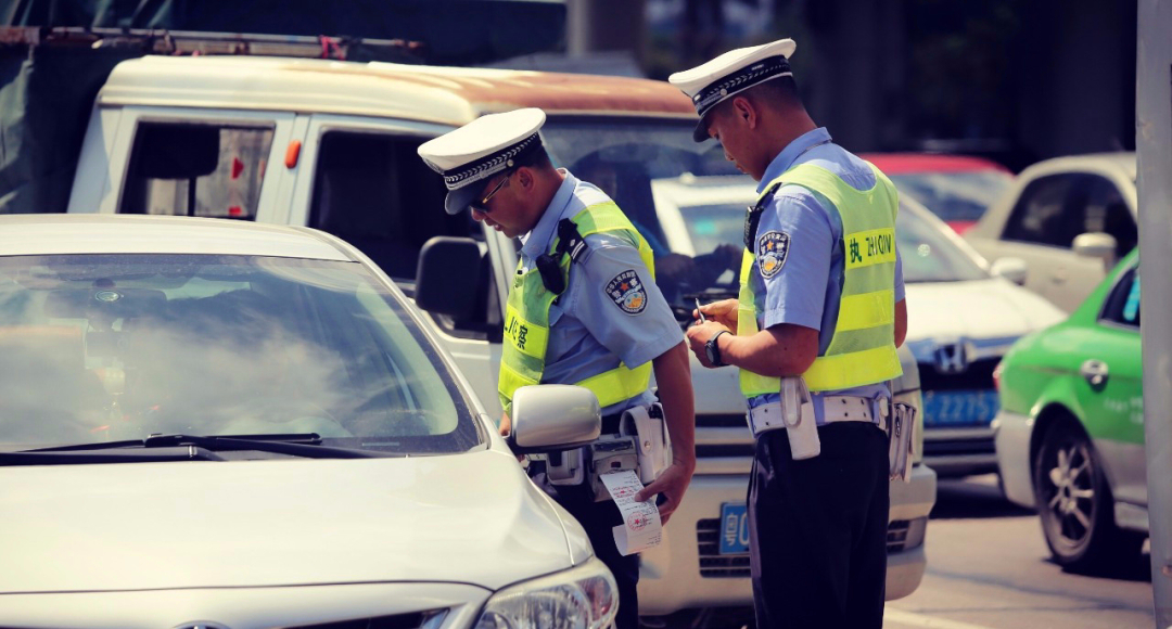 被交警贴罚单怎么通过网上办理,遇到交警贴罚单怎么办