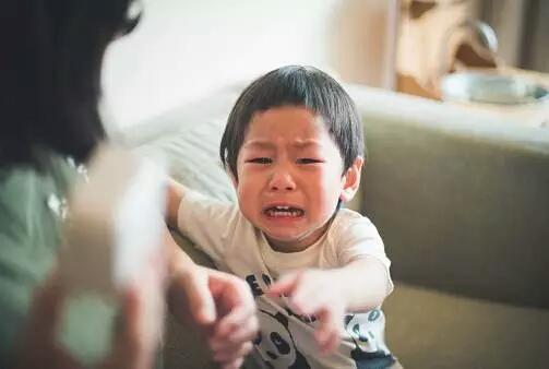 一件T恤破成抹布,娃还要每天抱着睡,如何看待这种恋物行为