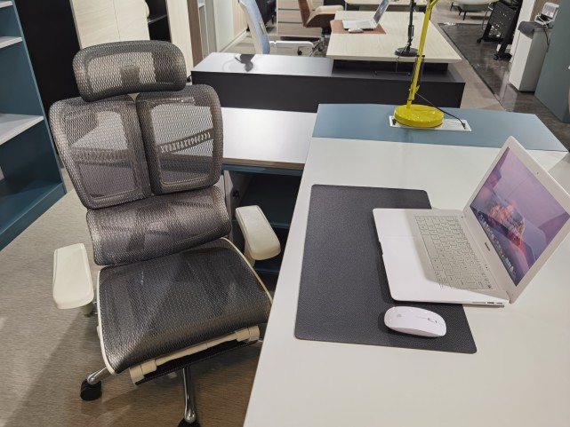 挂“名字”不如挂“广告”？郑州一家具店“藏”起门头做生意，店员道出原因