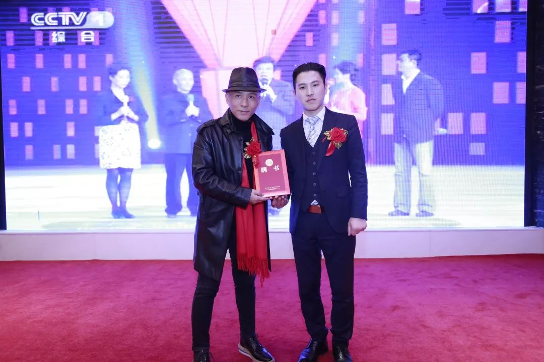 电商江湖打破沉寂：“新物种”爱拍拍隆重发布“竞拍”功能