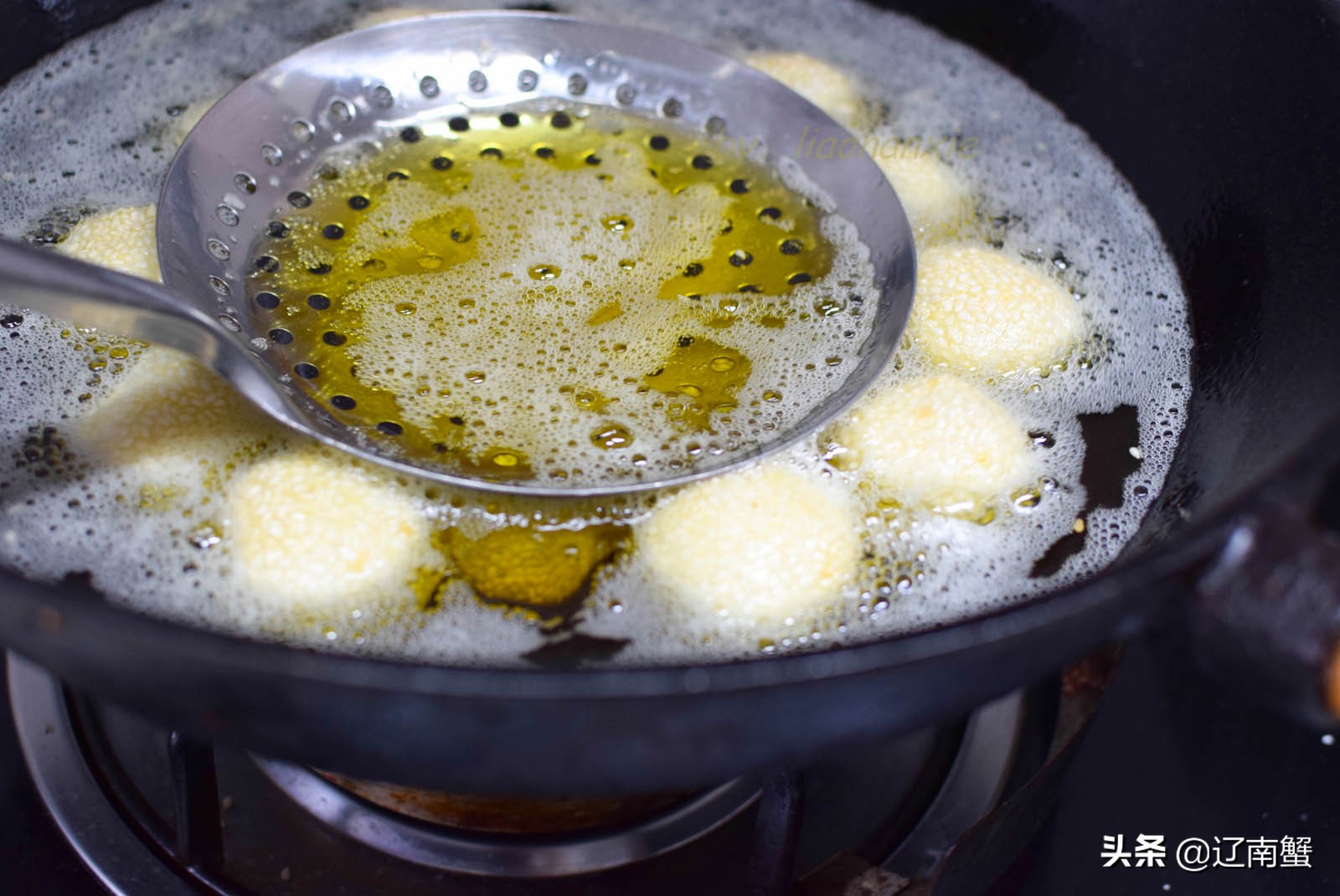 过年炸麻团，注意这3点，表皮不开裂出锅不变软，焦焦脆脆特好吃