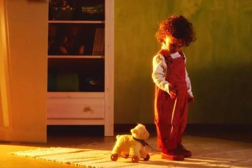 小孩喜欢用腿夹怎么引导,女儿7岁经常夹脚妈妈怎么沟通