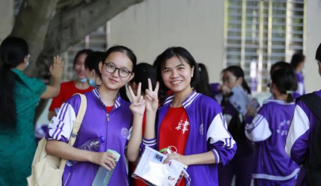 中国选手杨倩勇射落奥运会首金,杨倩夺冠清华校园