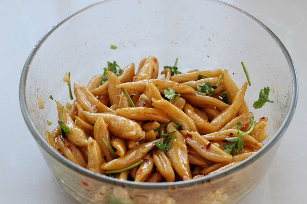 用面粉做面条面团软一点还是硬,面粉揉不成团很粘能发酵吗