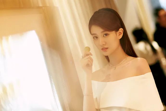 乔欣富二代吗,乔欣穿裸色长裙