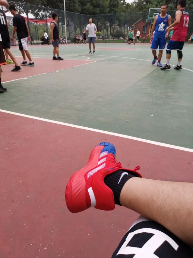 米切尔蜘蛛测评,阿迪达斯米切尔一代配色