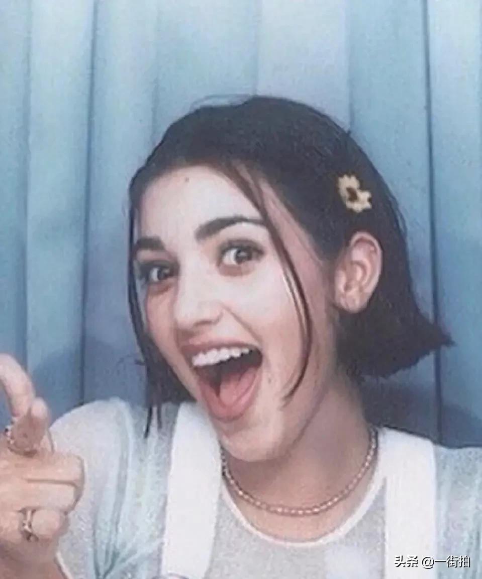 金卡戴珊背装秀,金卡戴珊纽约时装周看秀