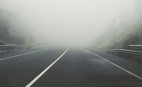 行车中玻璃看不见怎么办,冬季开车前挡风玻璃看不清怎么办