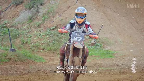 未成年女孩当众裸舞:养女儿最大的错误,就是把她养得太乖