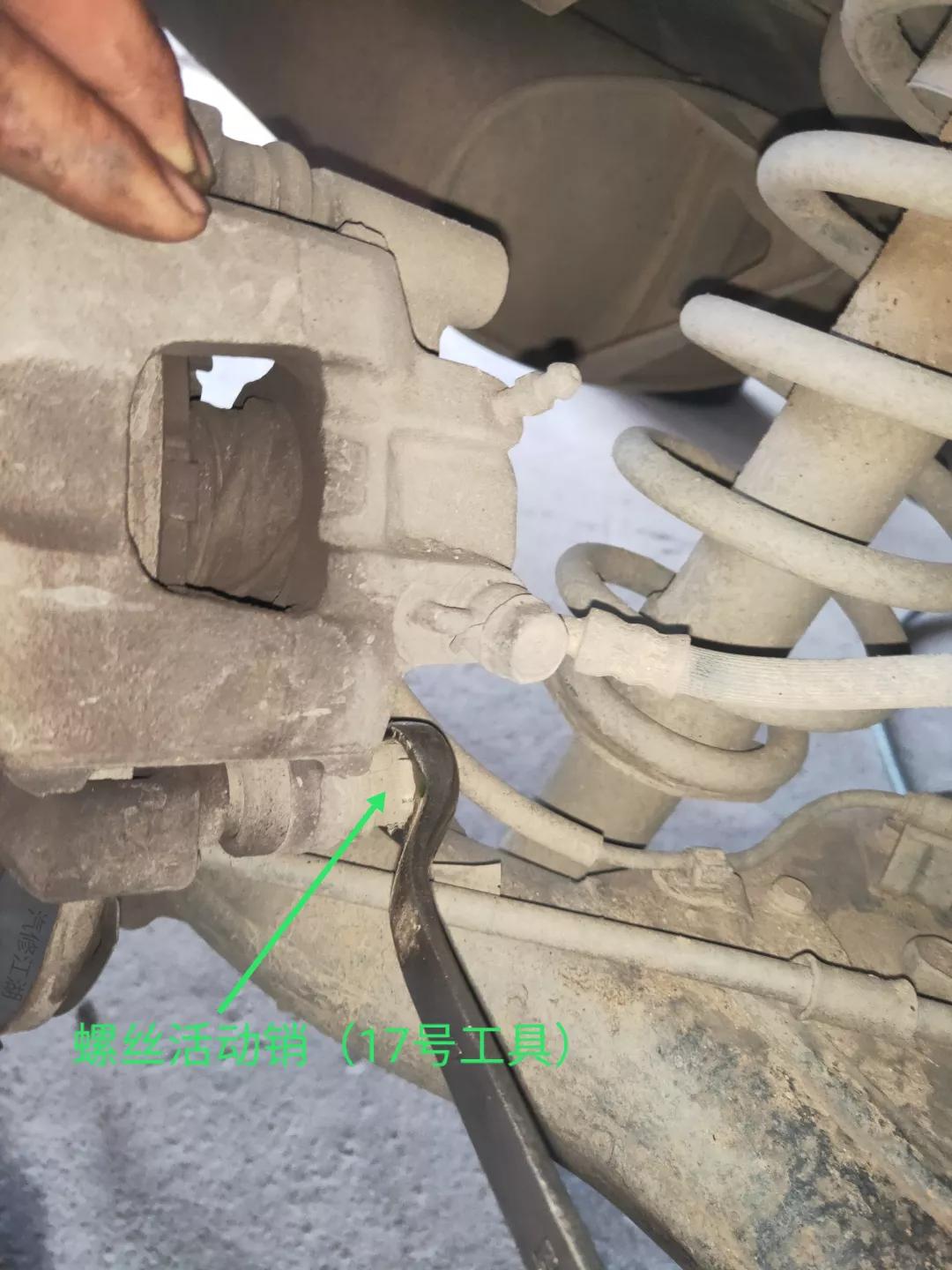 比亚迪f3更换后轮毂刹车片方法,2013丰田花冠后刹车片怎么拆