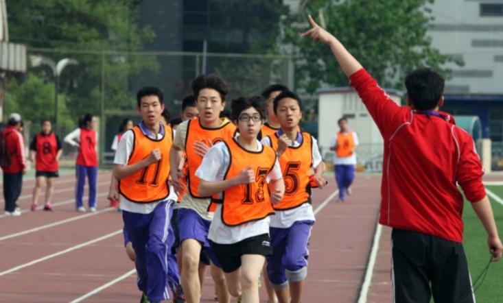 体育老师教正确跑步,1500米长跑最省力的跑步姿势