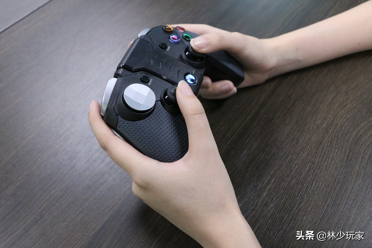 玩转《王者荣耀》《跑跑卡丁车》，仁魔刀锋游戏手柄上手体验分享