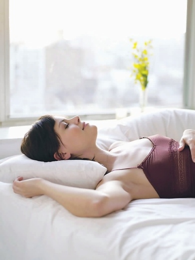 女人睡觉时，要扎发还是散发？我做错多年，难怪掉发快，发际线高