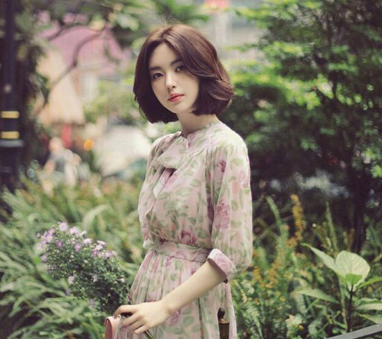 圆脸男生中分烫头发型简单易打理,圆脸中长款卷发发型推荐