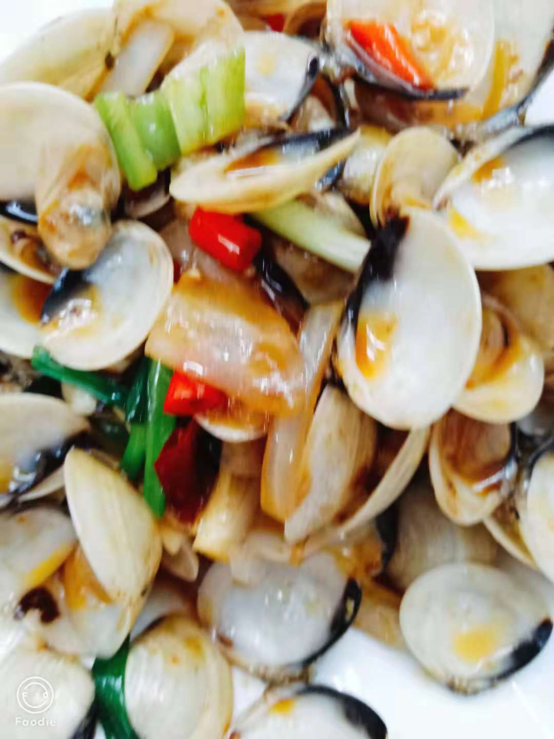 一群年轻人到三亚，摆pose，拍照