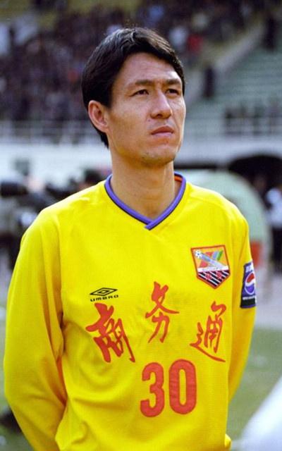 他是甲A元年足球先生，后卫改打前锋，因拒绝踢假球愤然退役