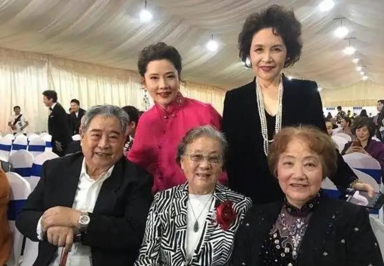 明星整容和不整容老去有什么区别,自然老去和整容明星的对比