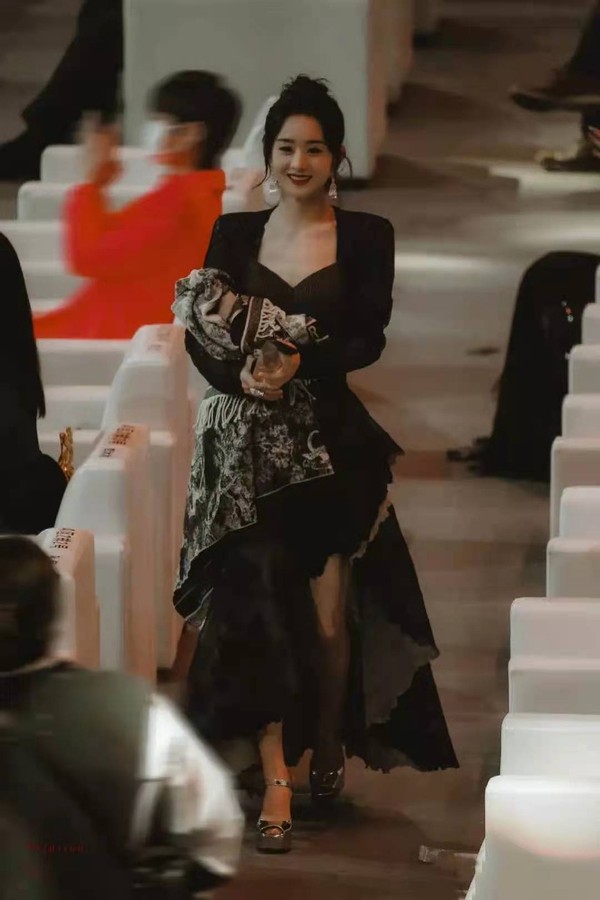 高梵黑金鹅绒服赵丽颖,赵丽颖黑色露肩礼服变时尚辣妈