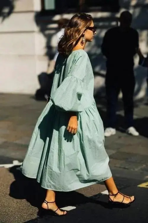 超级显白的色系穿搭快get起来吧,今年流行的亮色系穿搭叫什么