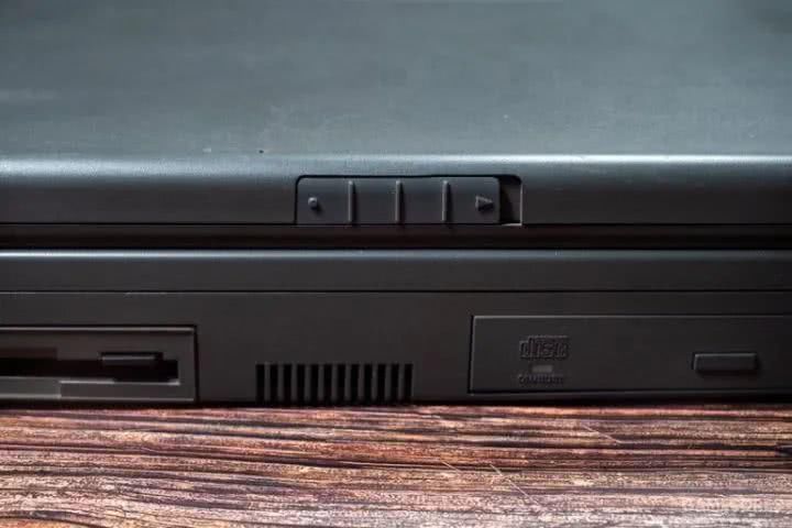 一百多块买个26年前的笔记本,我改了改,还能上网