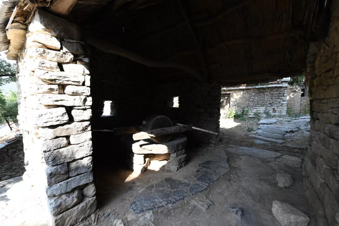 青州古村冯家岭子,石屋石墙石碾和专治疙瘩神奇的石头爷爷