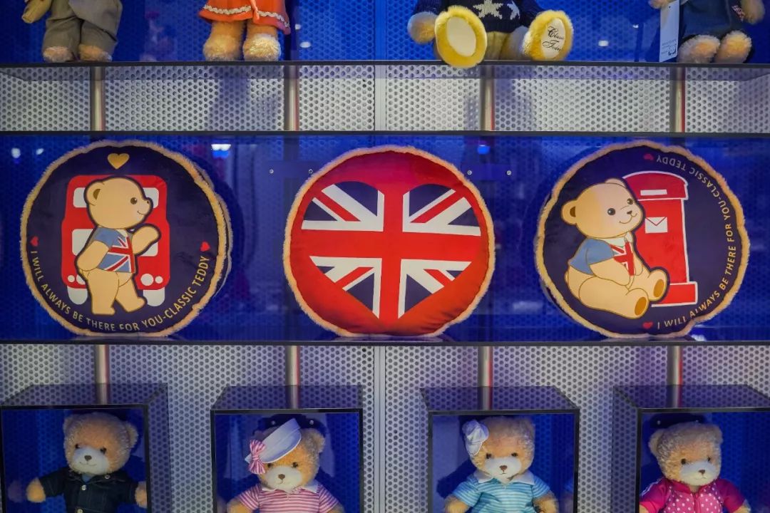 告别东方明珠、城隍庙，来上海这家暗藏100只泰迪的奶茶店