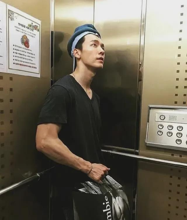 *辱侮**中国肌肉男的身材？网友：呸，你不配