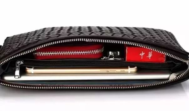 中国人为什么喜欢夹包,老外学中国人夹包