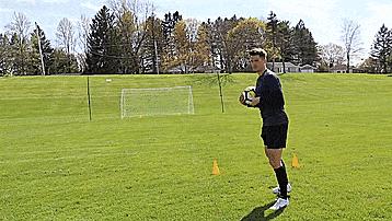 足球临门一脚训练,足球训练中怎么提高头球防守