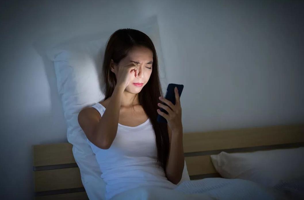 来大姨妈熬夜如何缓解,熬夜大姨妈推迟十多天了什么原因