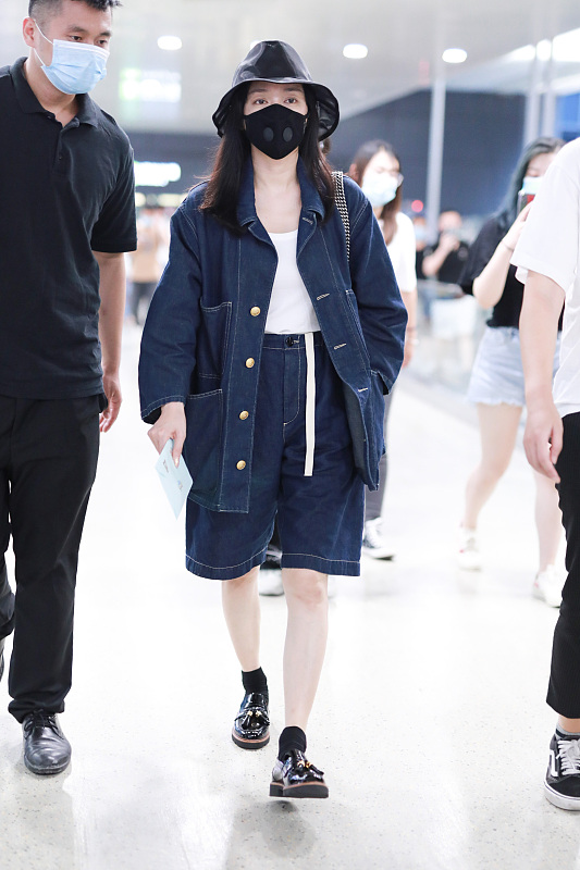 秦岚一身牛仔装亮眼美感,秦岚穿露肩上衣配紧身牛仔裤