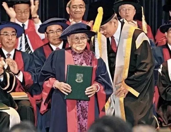 泪目瞬间快递小哥,单腿小哥冒雨送外卖