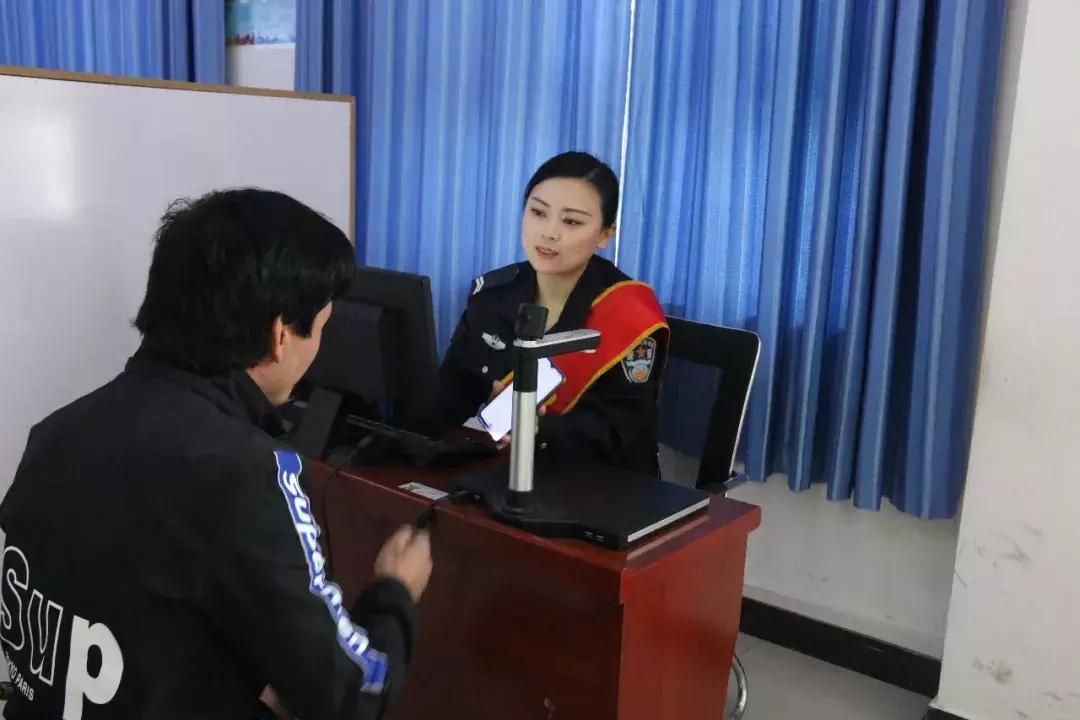 春节我在岗服务窗口民警,小记者进警营体验交警工作组图