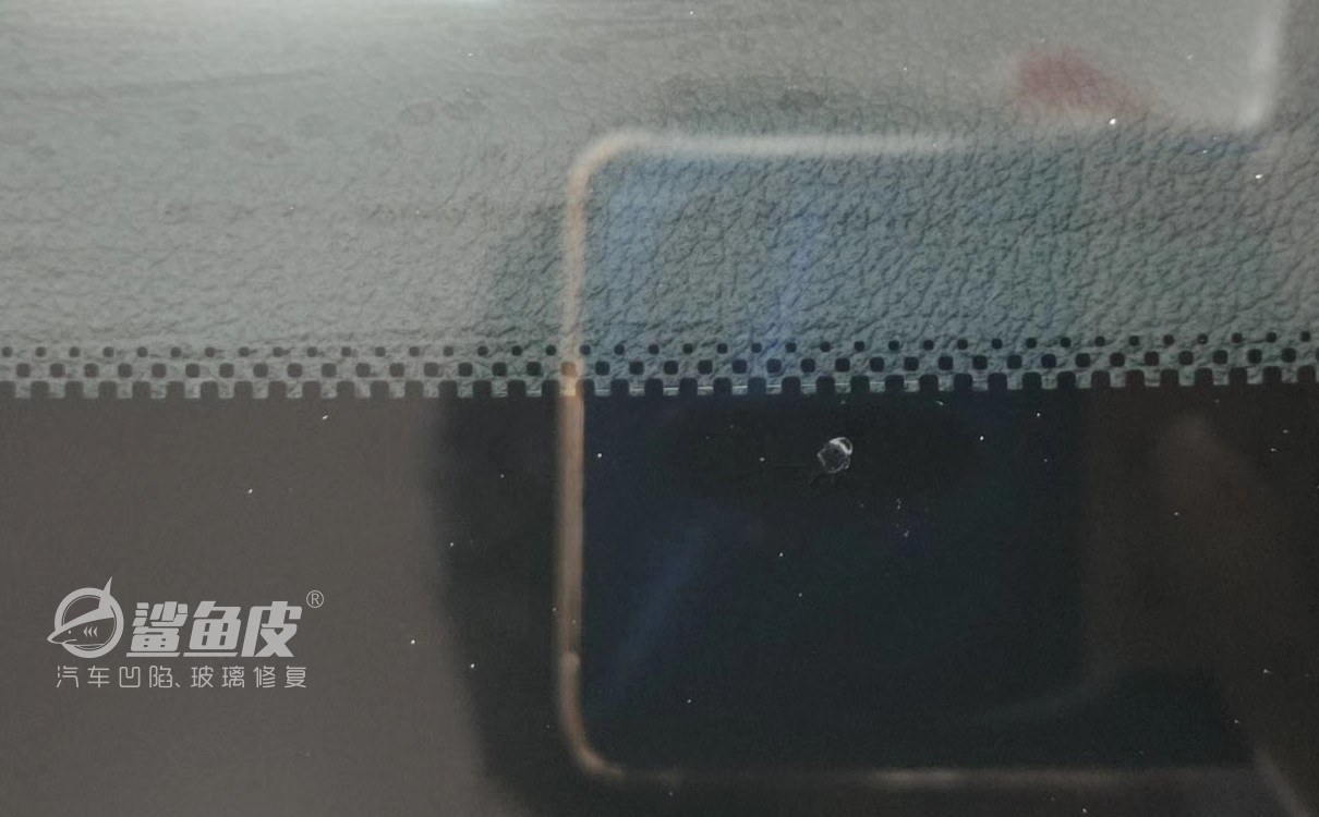 车前玻璃被小石头砸裂怎样修复,玻璃裂了是修复还是更换