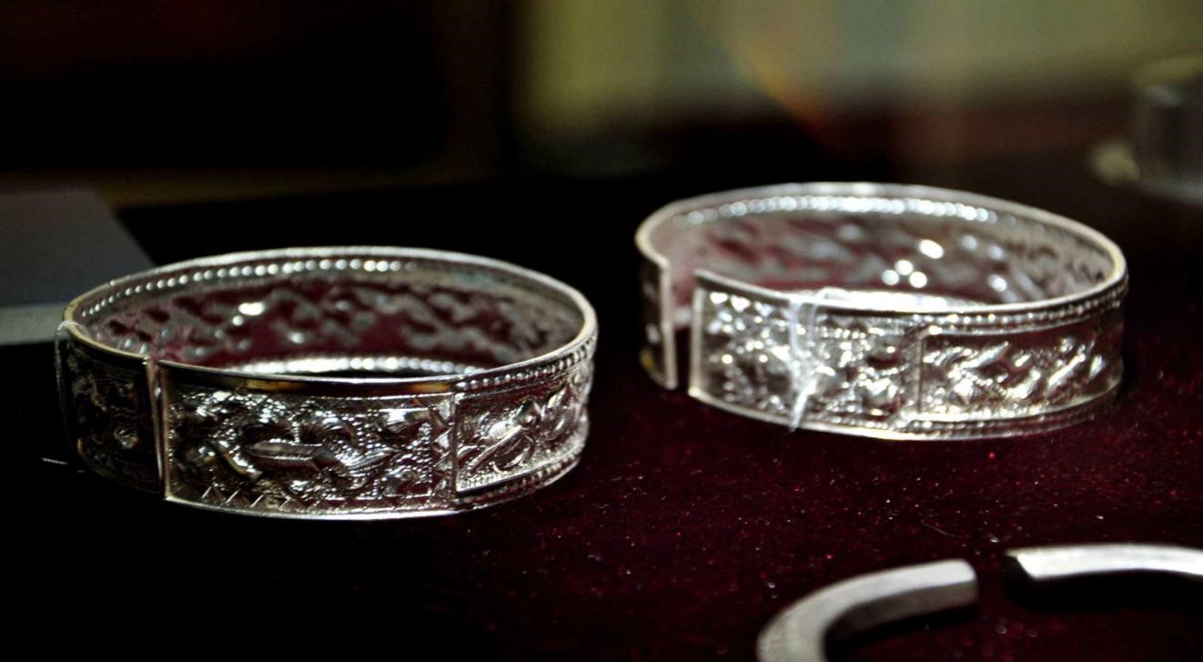 喜欢银饰送什么礼品,喜欢银饰的少数民族