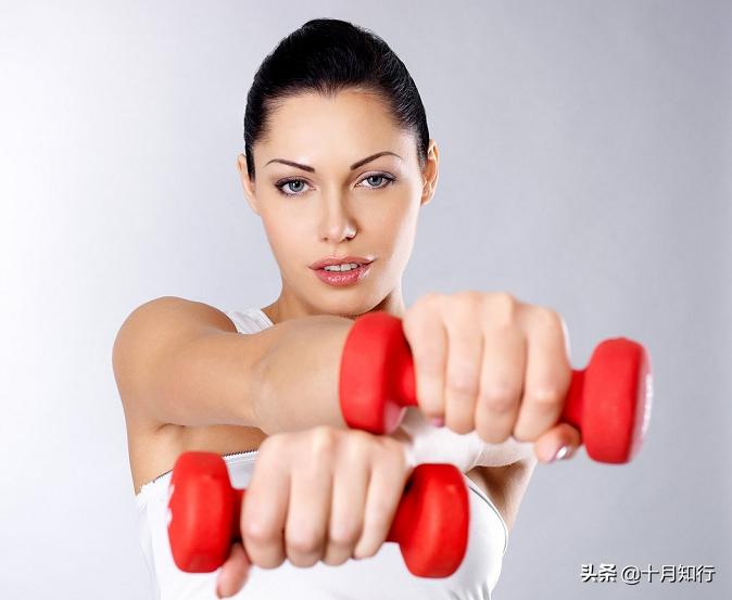 哑铃健身最简单最直接的动作,在家健身教学8大哑铃训练动作