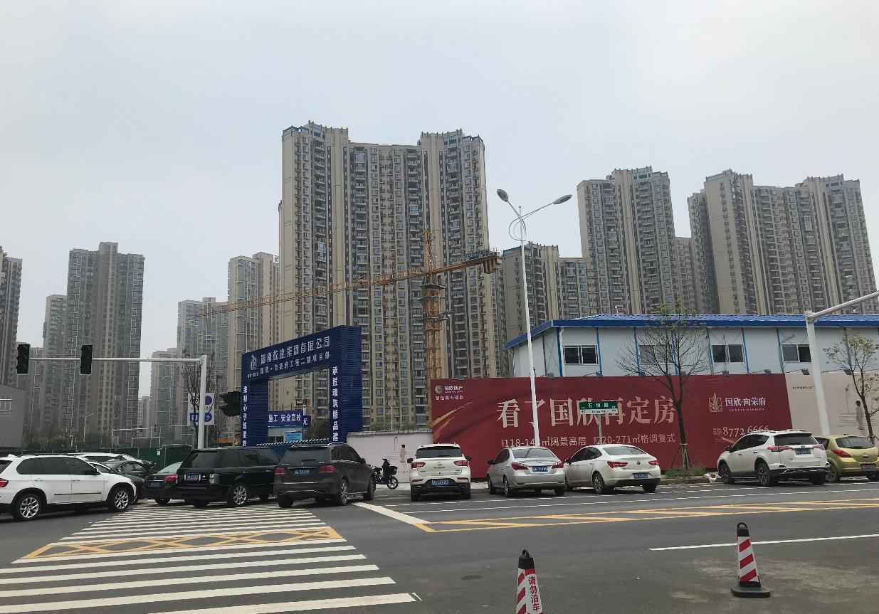 一路之隔的楼盘,一路之隔两个楼盘房价