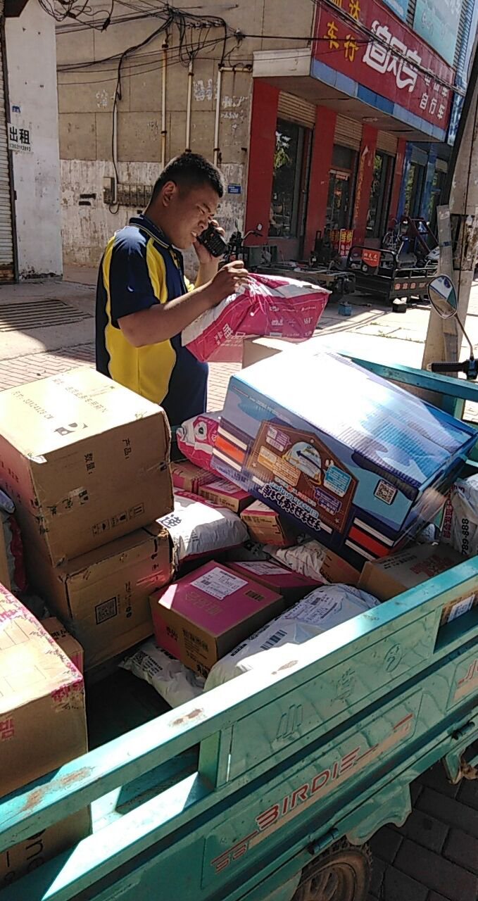 夏日快递不降温，冒酷暑品骏小哥在飞奔