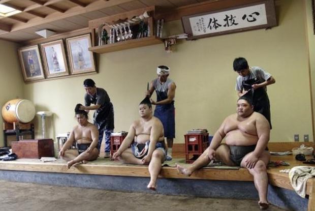 日本真不怕死啊！几百斤的胖子还在相扑！他们是体质最弱的运动员