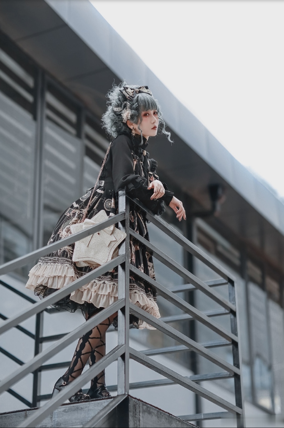 华尔笔下的堕天使,灰蓝盘发哥特lo娘,厌世妆容黑暗而优雅