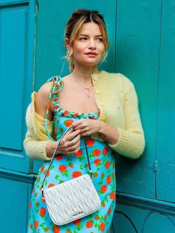 吊带裙很“露骨”，不敢穿？搭配一件外套试试，尽显优雅气质