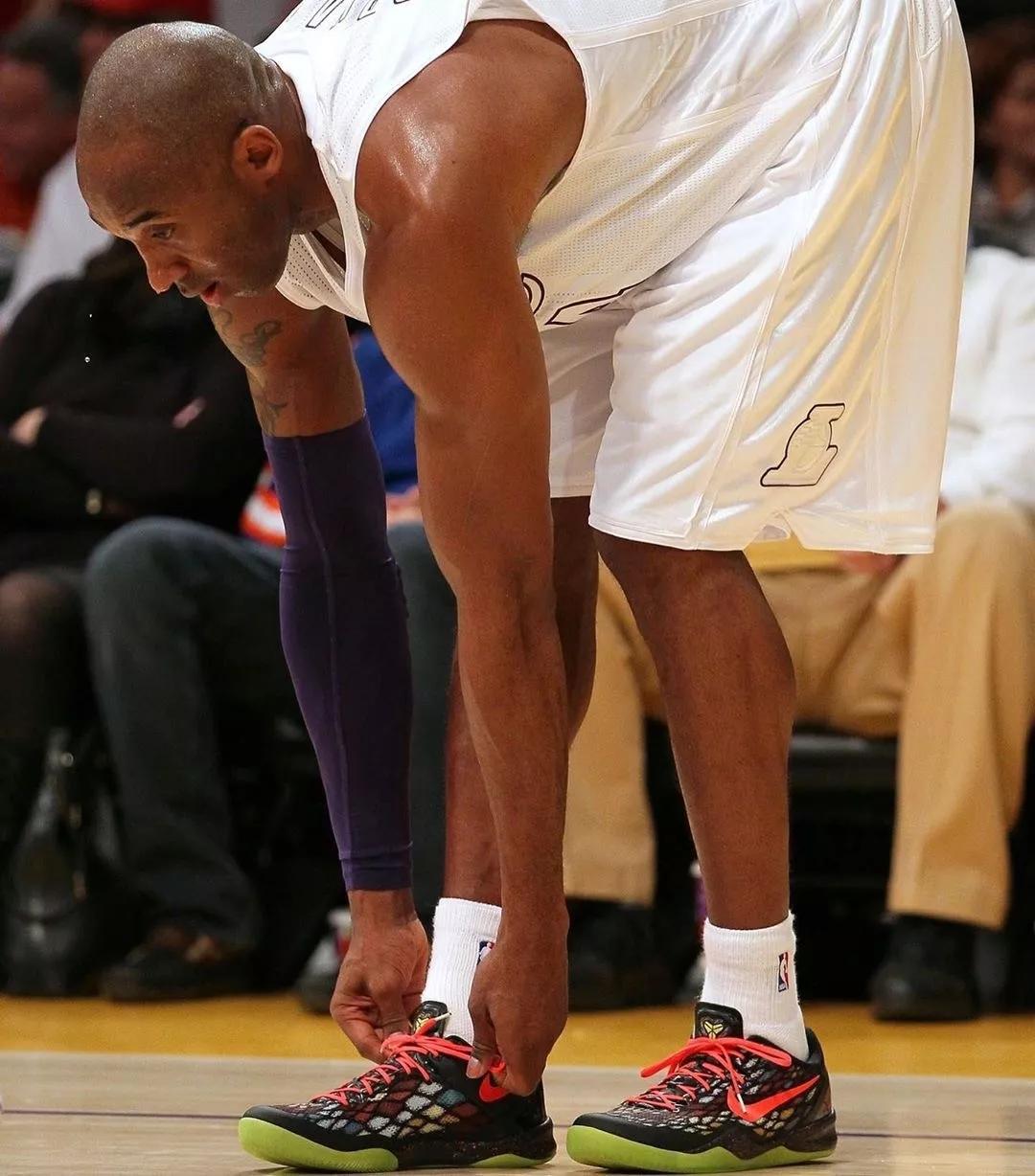 科比生涯最高分穿什么鞋,科比五名人堂配色nba上脚