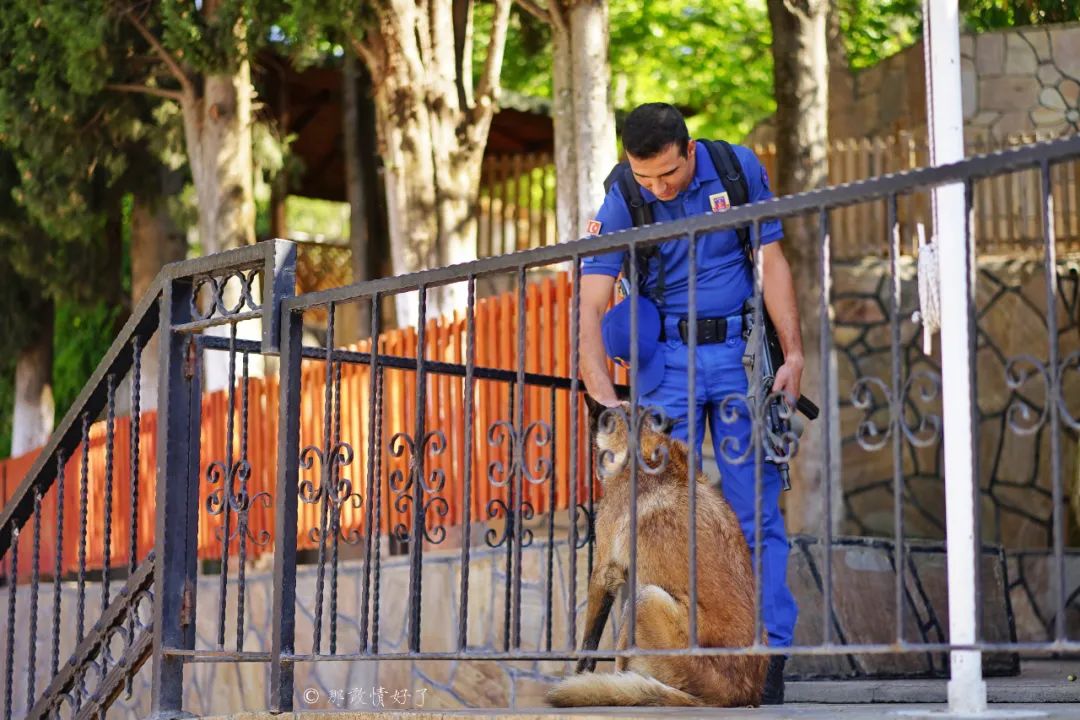 据说塞尔丘克的山坡上的许愿墙很灵验,好多土耳其人来此许愿