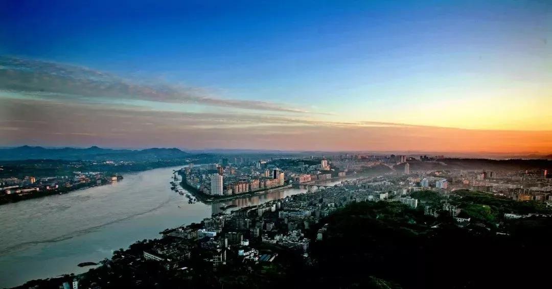 诗传泸酒香,杯杯国宝窖池原浆,邀君共品泸州山水岁月的醇厚绵长