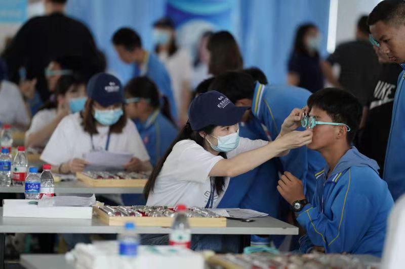 睛彩童年，点亮施甸：让孩子们先看清黑板，再看清未来