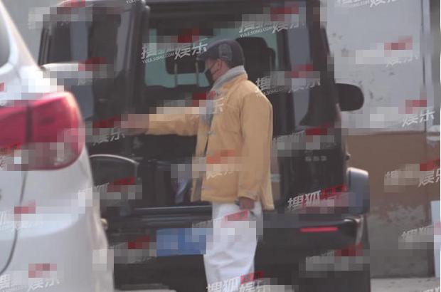 王宝强开豪车接送儿子，王子豪身高已到爸爸胸口，自强独立受好评