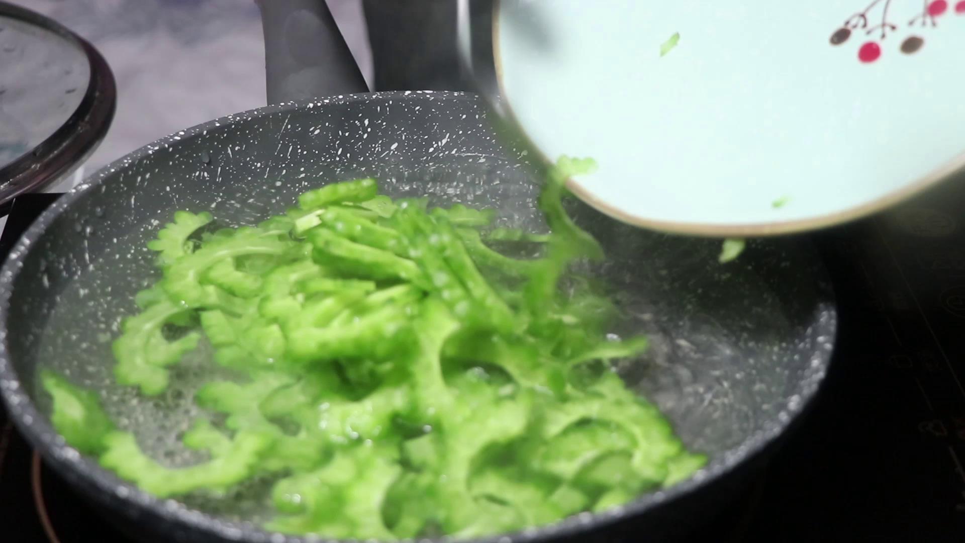 凉拌苦瓜怎样做才不苦好吃,凉拌苦瓜怎么做才不苦又好吃