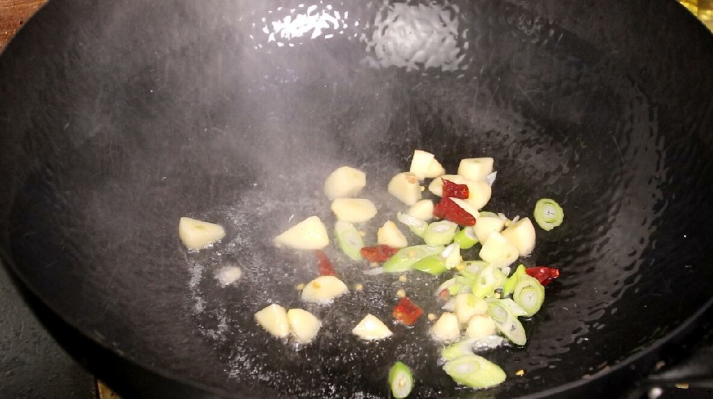 炒粉丝怎么炒才更好吃而不干呢,怎样炒粉丝不粘锅又好吃