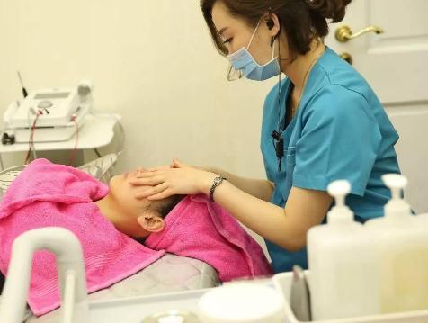 美容针变“毒针”，19岁女孩被毁容，医生：打针有风险跟风需谨慎