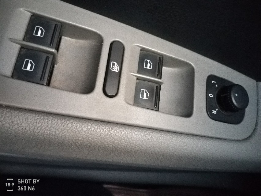 远看是黑色近看是绿色的车,远看是车近看是车